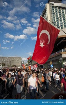 De Gezi Park Protesten: Een Uitbarsting van Hoop en Frustratie in het Hart van Istanbul